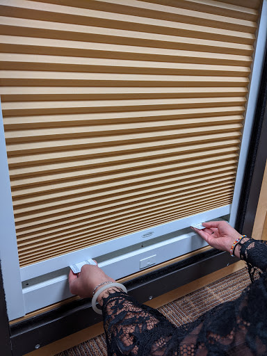 Raise Shade to Access Battery Wand2.jpg